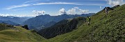 56 In ripida discesa a vista dalla cima del Mincucco (2001 m) al torrione in basso con la croce  (1832 m)